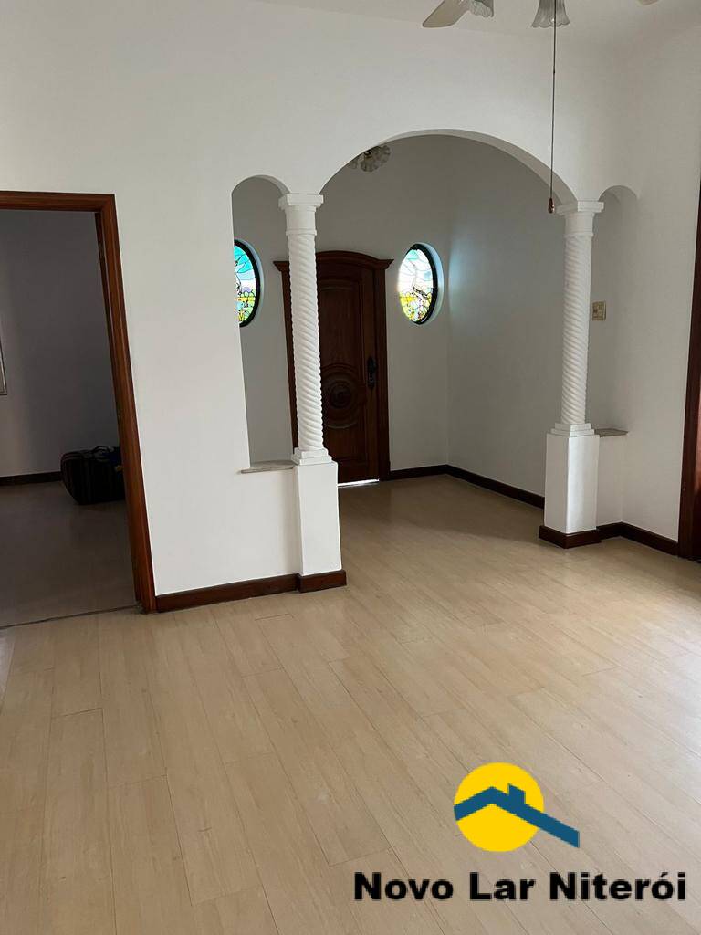 Casa à venda com 3 quartos, 240m² - Foto 1