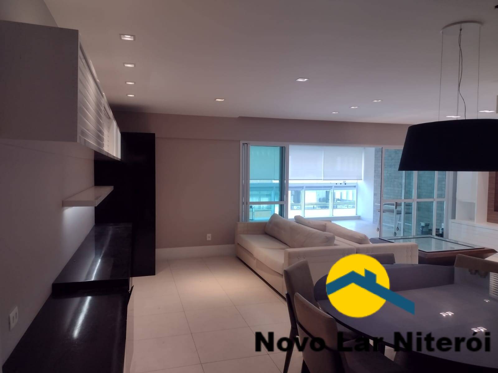 Apartamento à venda com 4 quartos, 202m² - Foto 1