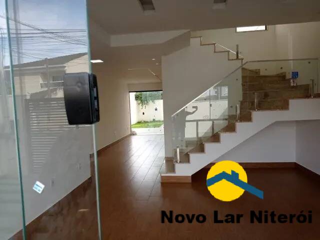 Casa à venda com 4 quartos, 210m² - Foto 1