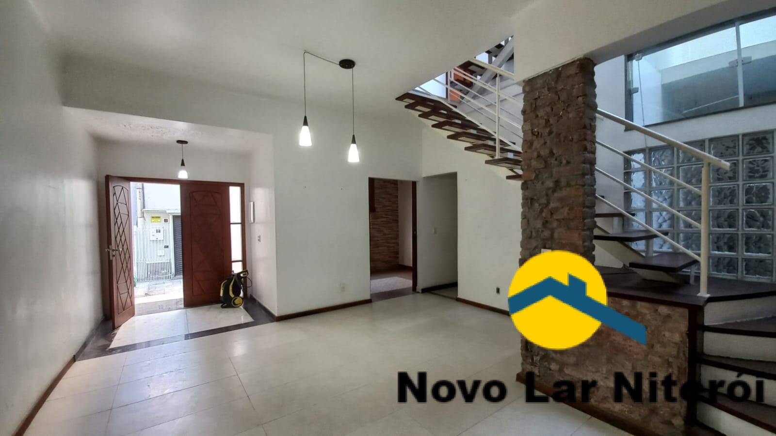 Casa à venda com 4 quartos, 220m² - Foto 1