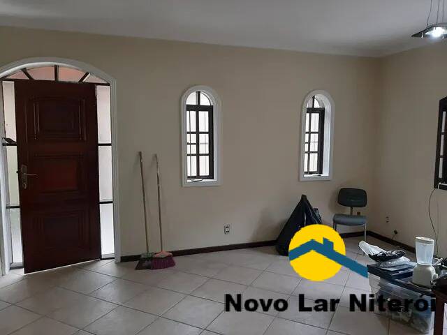 Casa à venda com 4 quartos, 210m² - Foto 1