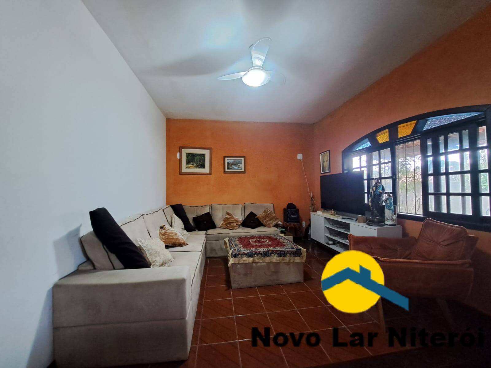 Casa à venda com 4 quartos, 210m² - Foto 2