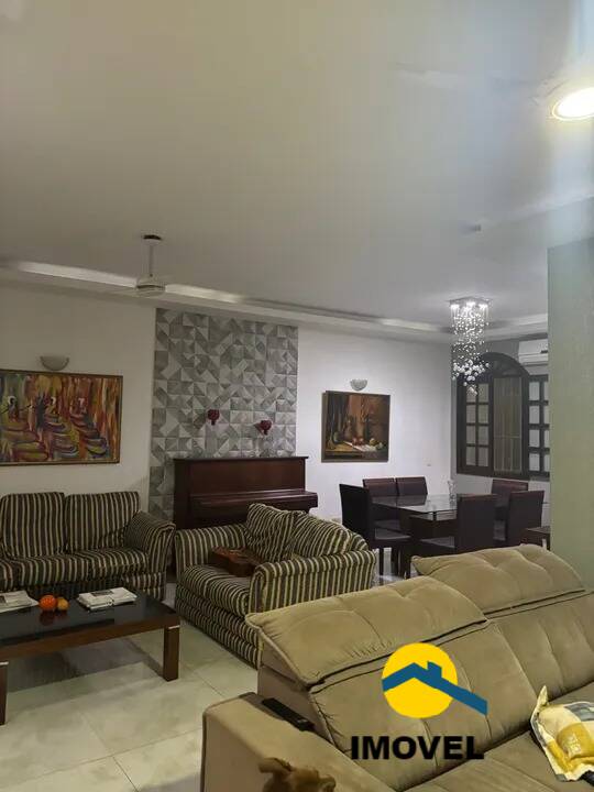 Casa à venda com 4 quartos, 220m² - Foto 1